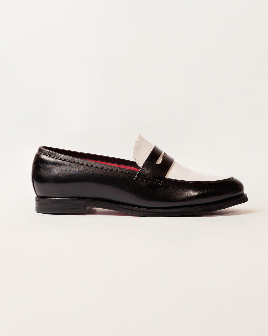 Alessa Loafer Black and White Classic Sole